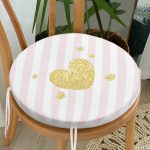 Beyaz Zeminde Pembe Yatay Çizgili Gold Detaylı Kalp Desenli Dijital Baskılı Modern Yuvarlak Fermuarlı Sandalye Minderi Realhomes