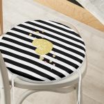 - RealHomes Yuvarlak Fermuarlı Minder - Realhomes Beyaz Zeminde Siyah Yatay Çizgili Gold Detaylı Kalp Desenli Dijital Baskılı Modern Yuvarlak Fermuarlı Sandalye Minderi Realhomes