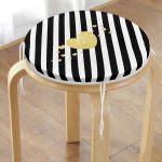 - RealHomes Yuvarlak Fermuarlı Minder - Realhomes Beyaz Zeminde Siyah Yatay Çizgili Gold Detaylı Kalp Desenli Dijital Baskılı Modern Yuvarlak Fermuarlı Sandalye Minderi Realhomes