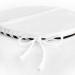 - RealHomes Yuvarlak Fermuarlı Minder - Realhomes Beyaz Zeminde Siyah Yatay Çizgili Gold Detaylı Kalp Desenli Dijital Baskılı Modern Yuvarlak Fermuarlı Sandalye Minderi Realhomes