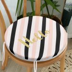 - RealHomes Yuvarlak Fermuarlı Minder - Realhomes Beyaz Zeminde Renkli Yatay Çizgili Gold Detaylı Hello Yazılı Dijital Baskılı Modern Yuvarlak Fermuarlı Sandalye Minderi Realhomes