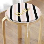 - RealHomes Yuvarlak Fermuarlı Minder - Realhomes Beyaz Zeminde Renkli Yatay Çizgili Gold Detaylı Hello Yazılı Dijital Baskılı Modern Yuvarlak Fermuarlı Sandalye Minderi Realhomes