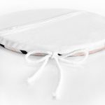 - RealHomes Yuvarlak Fermuarlı Minder - Realhomes Beyaz Zeminde Renkli Yatay Çizgili Gold Detaylı Hello Yazılı Dijital Baskılı Modern Yuvarlak Fermuarlı Sandalye Minderi Realhomes