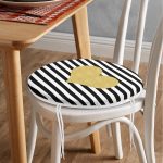 Beyaz Zeminde Siyah Yatay Çizgili Gold Detaylı Kalp Desenli Dijital Baskılı Modern Yuvarlak Fermuarlı Sandalye Minderi Realhomes