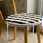 - RealHomes Yuvarlak Fermuarlı Minder - Realhomes Beyaz Zeminde Siyah Çizgili Gold Detaylı Puantiyeli Dijital Baskılı Modern Yuvarlak Fermuarlı Sandalye Minderi Realhomes