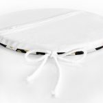 - RealHomes Yuvarlak Fermuarlı Minder - Realhomes Beyaz Zeminde Siyah Çizgili Gold Detaylı Puantiyeli Dijital Baskılı Modern Yuvarlak Fermuarlı Sandalye Minderi Realhomes