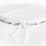 Beyaz Zemin Üzerinde Gold Detaylı Geometrik Desenli Dijital Baskılı Modern Yuvarlak Fermuarlı Sandalye Minderi Realhomes