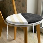 - RealHomes Yuvarlak Fermuarlı Minder - Realhomes Beyaz Zeminde Siyah Mermer Detaylı Gold Yatay Çizgili Dijital Baskılı Modern Yuvarlak Fermuarlı Sandalye Minderi Realhomes