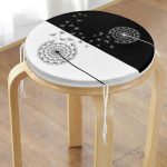 - RealHomes Yuvarlak Fermuarlı Minder - Realhomes  Siyah Beyaz Zemin Üzerinde Çiçek Desenli Dijital Baskılı Modern Yuvarlak Fermuarlı Sandalye Minderi Realhomes