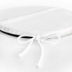 - RealHomes Yuvarlak Fermuarlı Minder - Realhomes  Siyah Beyaz Zemin Üzerinde Çiçek Desenli Dijital Baskılı Modern Yuvarlak Fermuarlı Sandalye Minderi Realhomes