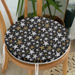- RealHomes Yuvarlak Fermuarlı Minder - Realhomes  Siyah Zemin Üzerinde Gold Detaylı Beyaz Yıldız Desenli Dijital Baskılı Modern Yuvarlak Fermuarlı Sandalye Minderi Realhomes