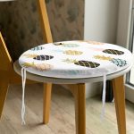 - RealHomes Yuvarlak Fermuarlı Minder - Realhomes  Beyaz Zemin Üzerinde Gold Detaylı Ananas Desenli Dijital Baskılı Modern Yuvarlak Fermuarlı Sandalye Minderi Realhomes