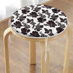 - RealHomes Yuvarlak Fermuarlı Minder - Realhomes  Beyaz Zemin Üzerinde Siyah Yaprak Desenli Dijital Baskılı Modern Yuvarlak Fermuarlı Sandalye Minderi Realhomes