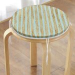 - RealHomes Yuvarlak Fermuarlı Minder - Realhomes Renkli Zemin Üzerinde Gold Detaylı Yatay Çizgili Dijital Baskılı Modern Yuvarlak Fermuarlı Sandalye Minderi Realhomes