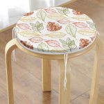 - RealHomes Yuvarlak Fermuarlı Minder - Realhomes  Beyaz Zemin Üzerinde Sonbahar Yapraklı Kozalak Desenli Dijital Baskılı Modern Yuvarlak Fermuarlı Sandalye Minderi Realhomes