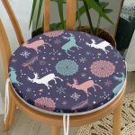 - RealHomes Yuvarlak Fermuarlı Minder - Realhomes  Renkli Zemin Üzerinde Geyik Desenli Dijital Baskılı Modern Yuvarlak Fermuarlı Sandalye Minderi Realhomes