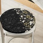 - RealHomes Yuvarlak Fermuarlı Minder - Realhomes  Siyah Zemin Üzerinde Gold Detaylı Çiçek Desenli Dijital Baskılı Modern Yuvarlak Fermuarlı Sandalye Minderi Realhomes