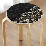 - RealHomes Yuvarlak Fermuarlı Minder - Realhomes  Siyah Zemin Üzerinde Gold Detaylı Çiçek Desenli Dijital Baskılı Modern Yuvarlak Fermuarlı Sandalye Minderi Realhomes