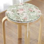 - RealHomes Yuvarlak Fermuarlı Minder - Realhomes  Renkli Zemin Üzerinde Beyaz Çiçek Desenli Dijital Baskılı Modern Yuvarlak Fermuarlı Sandalye Minderi Realhomes