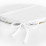 - RealHomes Yuvarlak Fermuarlı Minder - Realhomes Beyaz Zemin Üzerinde Gold Detaylı Yaprak Desenli Dijital Baskılı Modern Yuvarlak Fermuarlı Sandalye Minderi Realhomes