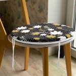 - RealHomes Yuvarlak Fermuarlı Minder - Realhomes Siyah Zemin Üzerinde Gold Detaylı Yaprak Desenli Dijital Baskılı Modern Yuvarlak Fermuarlı Sandalye Minderi Realhomes