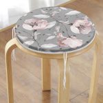 - RealHomes Yuvarlak Fermuarlı Minder - Realhomes  Pastel Zemin Üzerinde Renkli Çiçek Desenli Dijital Baskılı Modern Yuvarlak Fermuarlı Sandalye Minderi Realhomes