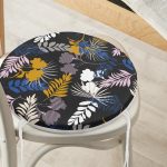 - RealHomes Yuvarlak Fermuarlı Minder - Realhomes  Siyah Zemin Üzerinde Renkli Yaprak Desenli Dijital Baskılı Modern Yuvarlak Fermuarlı Sandalye Minderi Realhomes