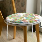 Beyaz Zemin Üzerinde Renkli Yaprak Desenli Dijital Baskılı Modern Yuvarlak Fermuarlı Sandalye Minderi Realhomes