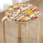 - RealHomes Yuvarlak Fermuarlı Minder - Realhomes  Beyaz Zemin Üzerinde Siyah Çizgili Bal Kabağı Desenli Dijital Baskılı Modern Yuvarlak Fermuarlı Sandalye Minderi Realhomes