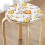 - RealHomes Yuvarlak Fermuarlı Minder - Realhomes  Beyaz Zemin Üzerinde Bal Kabağı Desenli Dijital Baskılı Modern Yuvarlak Fermuarlı Sandalye Minderi Realhomes