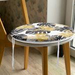 - RealHomes Yuvarlak Fermuarlı Minder - Realhomes Beyaz Zemin Üzerinde Gold Detaylı Siyah Yaprak Desenli Dijital Baskılı Modern Yuvarlak Fermuarlı Sandalye Minderi Realhomes