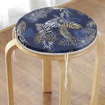 - RealHomes Yuvarlak Fermuarlı Minder - Realhomes  Mavi Zemin Üzerinde Gold Detaylı Yaprak Desenli Dijital Baskılı Modern Yuvarlak Fermuarlı Sandalye Minderi Realhomes