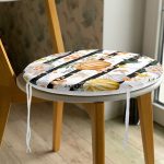 - RealHomes Yuvarlak Fermuarlı Minder - Realhomes  Beyaz Zemin Üzerinde Siyah Çizgili Bal Kabağı Desenli Dijital Baskılı Modern Yuvarlak Fermuarlı Sandalye Minderi Realhomes