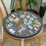 - RealHomes Yuvarlak Fermuarlı Minder - Realhomes Pastel Zemin Üzerinde Yılbaşı Desenli Dijital Baskılı Modern Yuvarlak Fermuarlı Sandalye Minderi Realhomes