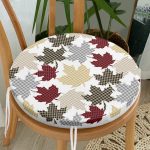 - RealHomes Yuvarlak Fermuarlı Minder - Realhomes Beyaz Zemin Üzerinde Ekoseli Yaprak Desenli Dijital Baskılı Modern Yuvarlak Fermuarlı Sandalye Minderi Realhomes