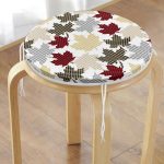 - RealHomes Yuvarlak Fermuarlı Minder - Realhomes Beyaz Zemin Üzerinde Ekoseli Yaprak Desenli Dijital Baskılı Modern Yuvarlak Fermuarlı Sandalye Minderi Realhomes