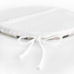 - RealHomes Yuvarlak Fermuarlı Minder - Realhomes Beyaz Zemin Üzerinde Ekoseli Yaprak Desenli Dijital Baskılı Modern Yuvarlak Fermuarlı Sandalye Minderi Realhomes