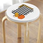 - RealHomes Yuvarlak Fermuarlı Minder - Realhomes  Beyaz Zemin Üzerinde Ekose Desenli Bal Kabağı Motifli Dijital Baskılı Modern Yuvarlak Fermuarlı Sandalye Minderi Realhomes