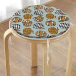 Pastel Zemin Üzerinde Ekoseli Balkabağı Dijital Baskılı Modern Yuvarlak Fermuarlı Sandalye Minderi Realhomes