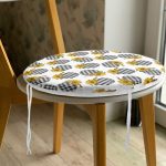 - RealHomes Yuvarlak Fermuarlı Minder - Realhomes  Beyaz Zemin Üzerinde Ekose Desenli Bal Kabağı Motifli Dijital Baskılı Modern Yuvarlak Fermuarlı Sandalye Minderi Realhomes