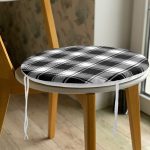 - RealHomes Yuvarlak Fermuarlı Minder - Realhomes  Beyaz Zemin Üzerinde Siyah Ekose Desenli Dijital Baskılı Modern Yuvarlak Fermuarlı Sandalye Minderi Realhomes