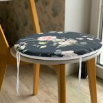 - RealHomes Yuvarlak Fermuarlı Minder - Realhomes  Renkli Zemin Üzerinde Beyaz Çiçek Desenli Dijital Baskılı Modern Yuvarlak Fermuarlı Sandalye Minderi Realhomes