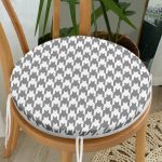 - RealHomes Yuvarlak Fermuarlı Minder - Realhomes Beyaz Zemin Üzerinde Gri Ekose Desenli Dijital Baskılı Modern Yuvarlak Fermuarlı Sandalye Minderi Realhomes