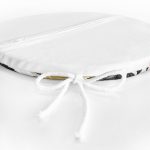 - RealHomes Yuvarlak Fermuarlı Minder - Realhomes Beyaz Zemin Üzerinde Gold Detaylı Yaprak Desenli Dijital Baskılı Modern Yuvarlak Fermuarlı Sandalye Minderi Realhomes