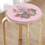 - RealHomes Yuvarlak Fermuarlı Minder - Realhomes  Renkli Zemin Üzerinde Kaktüs Desenli Dijital Baskılı Modern Yuvarlak Fermuarlı Sandalye Minderi Realhomes