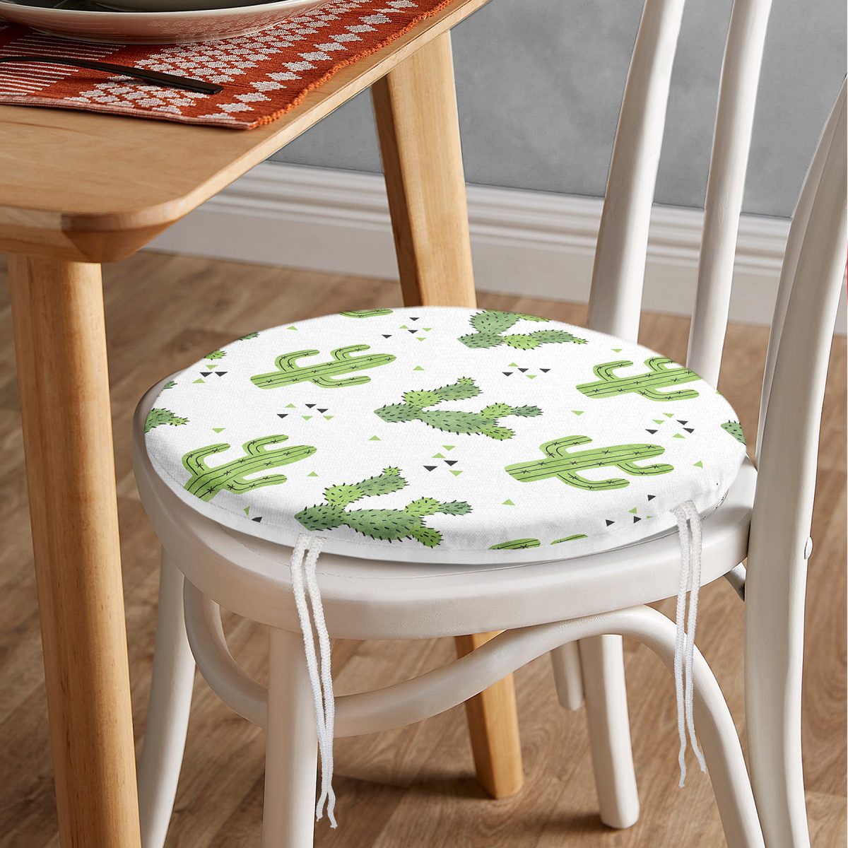 Beyaz Zemin Üzerinde Renkli Kaktüs Desenli Dijital Baskılı Modern Yuvarlak Fermuarlı Sandalye Minderi Realhomes