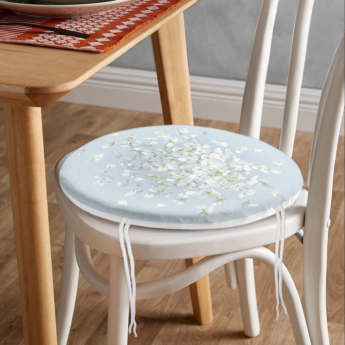 Renkli Zeminli Beyaz Ortanca Çiçek Desenli Dijital Baskılı Modern Yuvarlak Fermuarlı Sandalye Minderi Realhomes