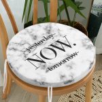 - RealHomes Yuvarlak Fermuarlı Minder - Realhomes Mermer Zeminde NOW Yazılı Özel Tasarım Modern Yuvarlak Fermuarlı Sandalye Minderi Realhomes