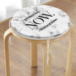 - RealHomes Yuvarlak Fermuarlı Minder - Realhomes Mermer Zeminde NOW Yazılı Özel Tasarım Modern Yuvarlak Fermuarlı Sandalye Minderi Realhomes