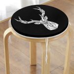 - RealHomes Yuvarlak Fermuarlı Minder - Realhomes  Siyah Zeminde Mermer Motifli Geyik Tasarımlı Yuvarlak Fermuarlı Sandalye Minderi Realhomes